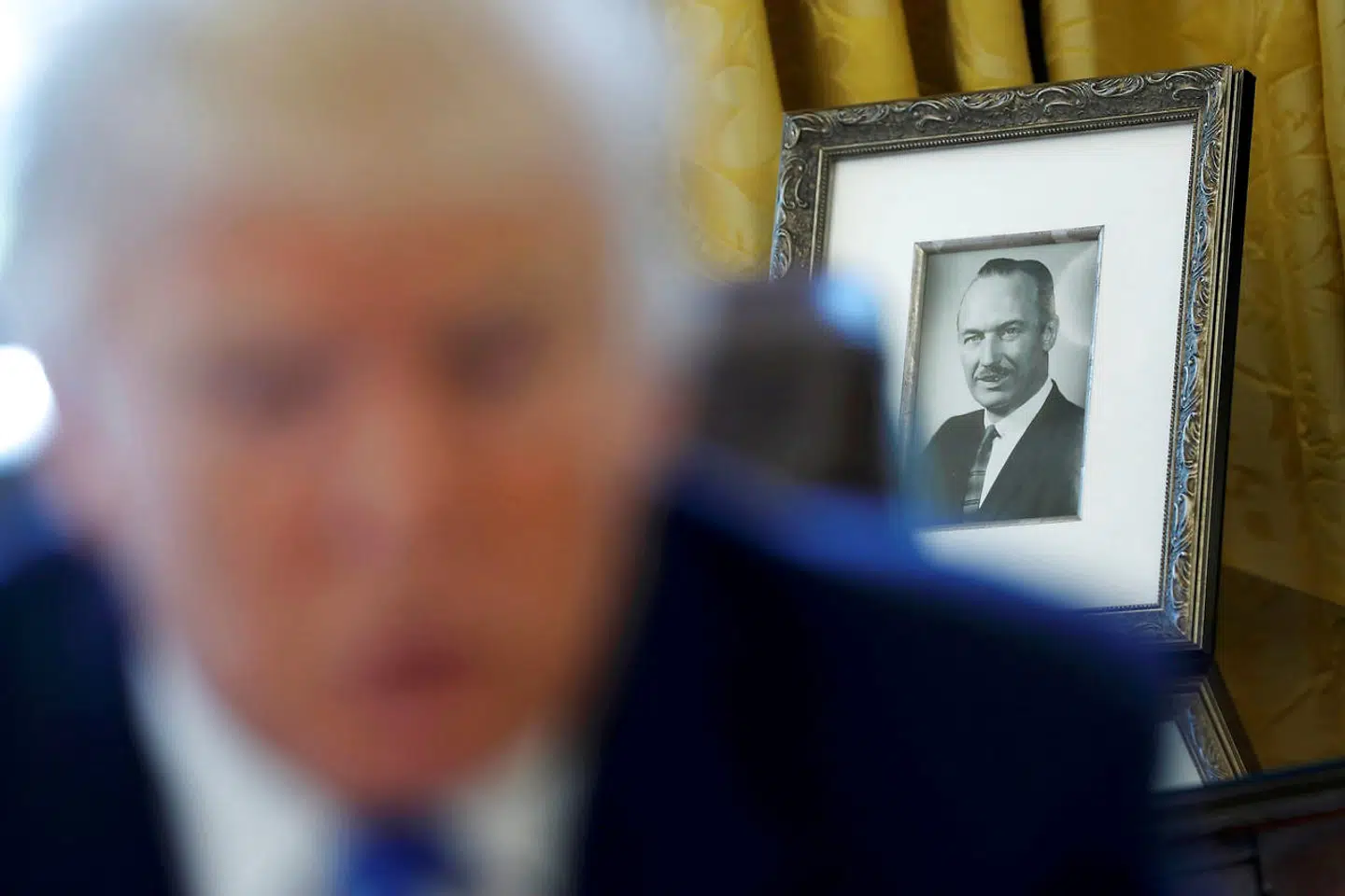 Præsident Donald Trump med et portræt af sin far, Fred Trump, i baggrunden.