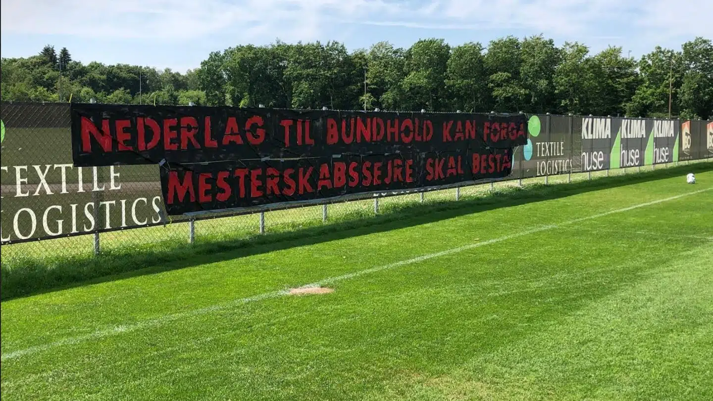 FC Midtjyllands fans havde i nat hængt dette banner op på Superliga-holdets træningsbane.