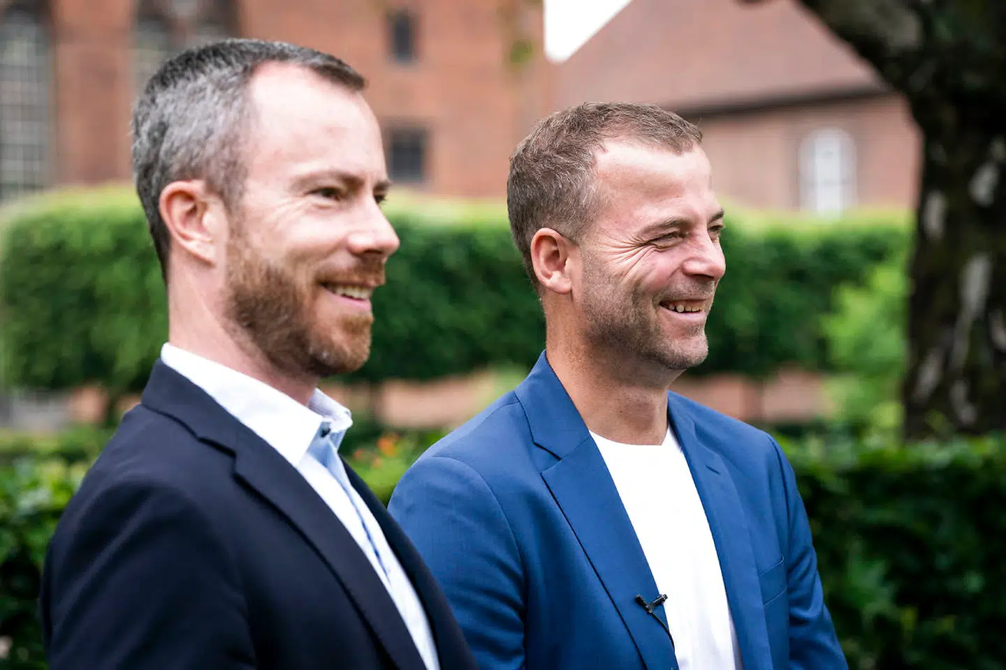 Venstres formand Jakob Ellemann-Jensen og den Radikale leder Morten Østergaard hygger sig sammen under det fælles pressemøde om udspil til grøn skattereform med CO2-afgift i Folketingets bibliotekshave.