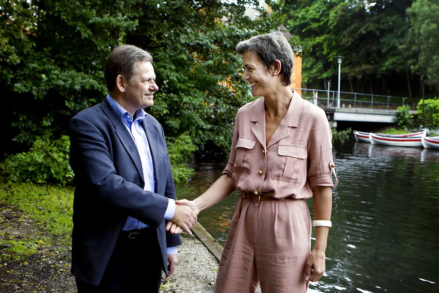Den Radikale leder Margrethe Vestager og formand for de Konservative Lars Barfoed mødes i 2011 og giver håndslag på, at de vil samarbejde efter valget, uanset om det bliver blåt eller rødt flertal. Det blev en fordel for Radikale og en nedtur for Konservative.