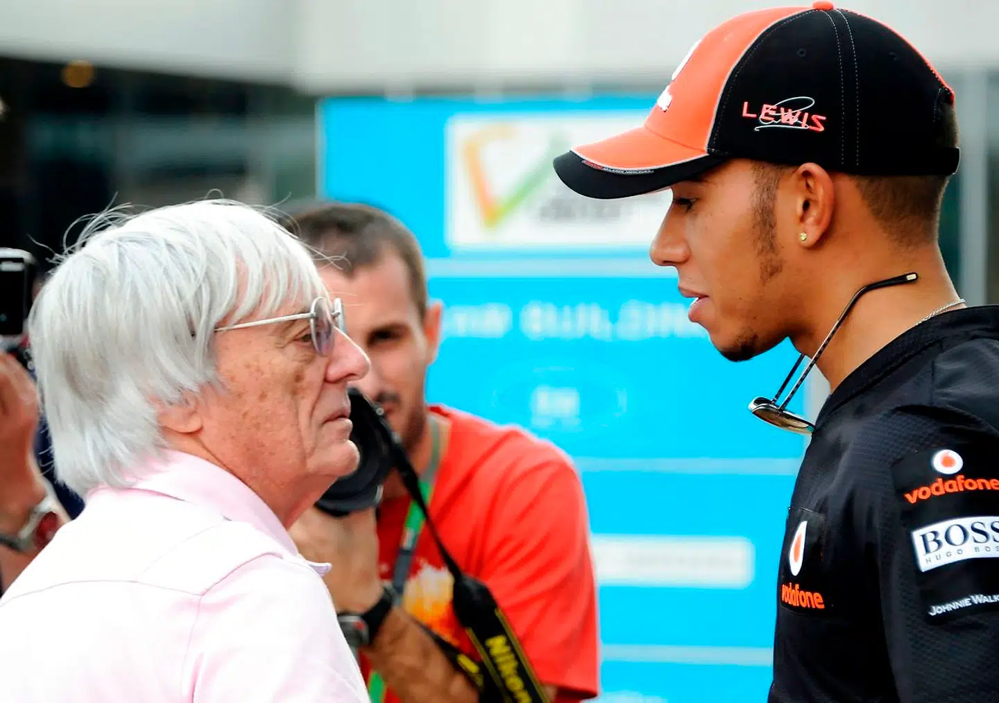 Bernie Ecclestone i samtale med Lewis Hamilton. Arkivfoto.