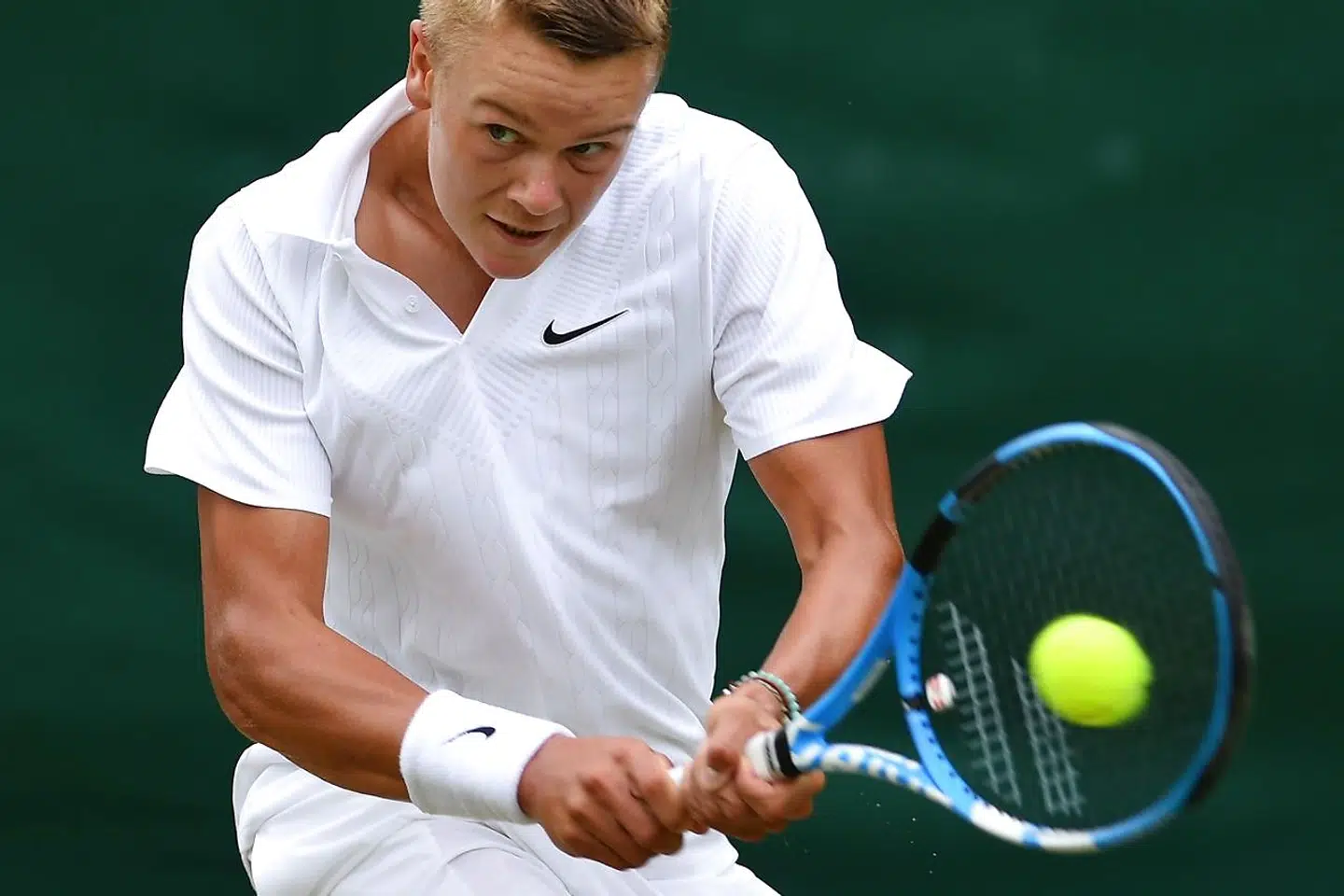 Denmark's Holger Vitus Nodskov Rune returns against Ukraine's Eric Vanshelboim during their boy's singles second round match on day eight of the 2019 Wimbledon Championships at The All England Lawn Tennis Club in Wimbledon, southwest London, on July 9, 2019. Uefa rykkede slutrunder og aflyste junilandskampe. Wimbledon måtte kaste håndklædet i ringen. Kun Tour de France står lige nu tilbage på en tom sportssommer. Det skriver Ritzau, onsdag den 1. april 2020.. (Foto: DANIEL LEAL-OLIVAS/Ritzau Scanpix)