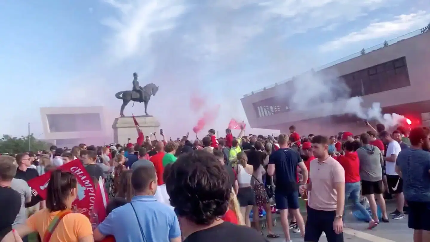 Festglade fodboldfans er samlet ved Pier Head i Liverpool.