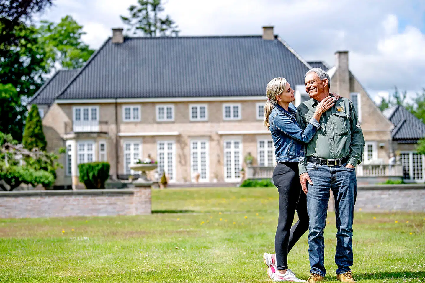 Karsten og Janni Ree foran luksusejendommen Vedbæklund i Nordsjælland. Det er dog ikke den type værdier, han har forsøgt at indpode i sine 4 børn.