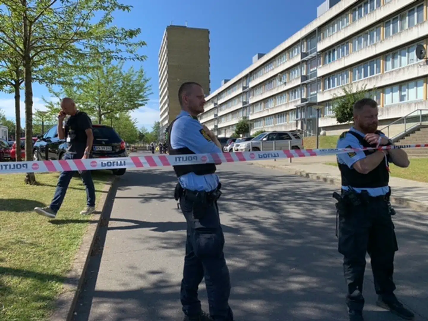 Politiet var massivt til stede dagen efter det brutale skuddrab i Egeparken i Odense-bydelsen Vollsmose. I går var dagen derpå, hvor der blev holdt mindehøjtidelig over den 31-årige mand, som blev dræbt med skud gennem sideruden på sin bil på p-pladsen lige foran opgangen til sin lejlighed.Foto: Jens Anton Havskov