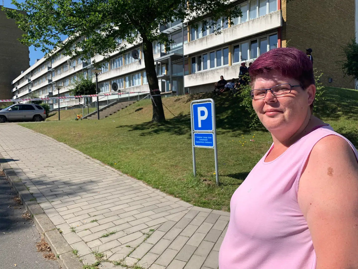 »Det er for tæt på det her. Jeg synes, det er forfærdeligt. Vi tænker meget på de børn, der går herude. Jeg er ude at lufte hund midt om natten. Næste gang kan det være, at jeg er en af de uskyldige, der bliver ramt,« siger 41-årige Janni Filstrup, som bor tæt på gerningsstedet i Egeparken i Vollsmose. Foto: Jens Anton Havskov