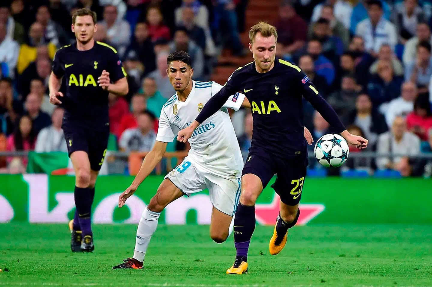 Hakimi i Real Madrid-trøjen jagter Christian Eriksen for Tottenham. De to kan snart blive holdkammerater i Inter.