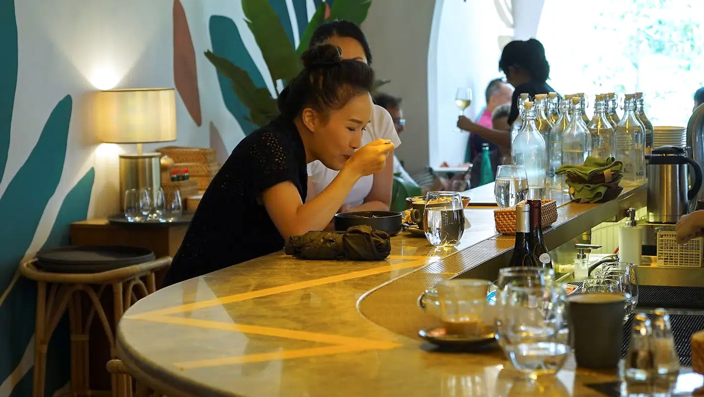 Kunderne spiser i en restaurant i Singapore.