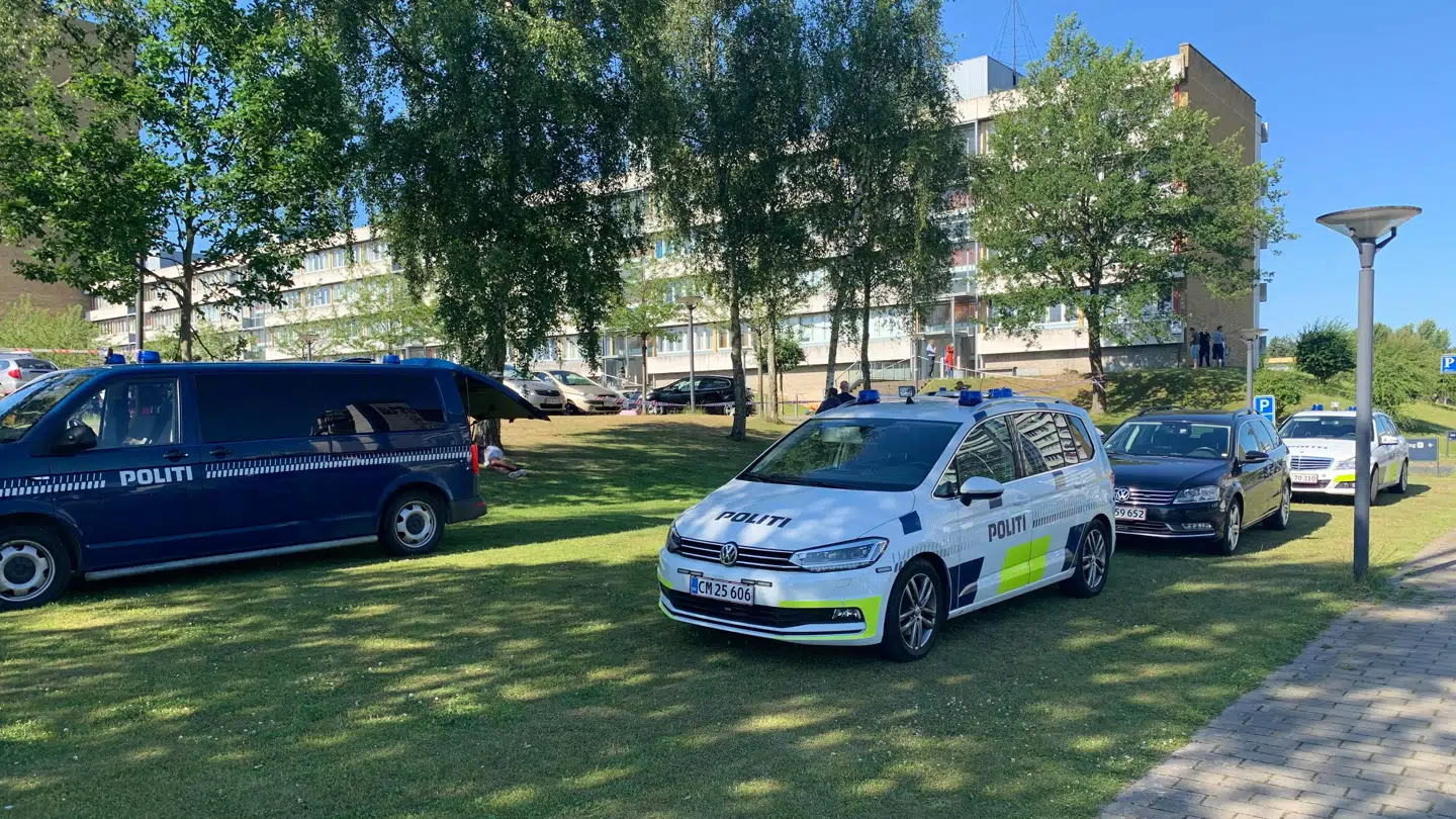 To personer blev sent torsdag aften ramt af skud i Egeparken i Vollsmose. Torsdag formiddag er politiet massivt til stede i bydelen.