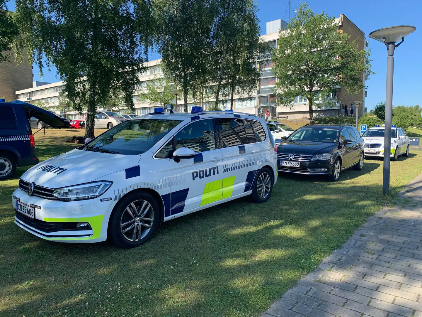 To person blev skudt i Vollsmose sent onsdag aften. Torsdag er politiet massivt til stede i bydelen.