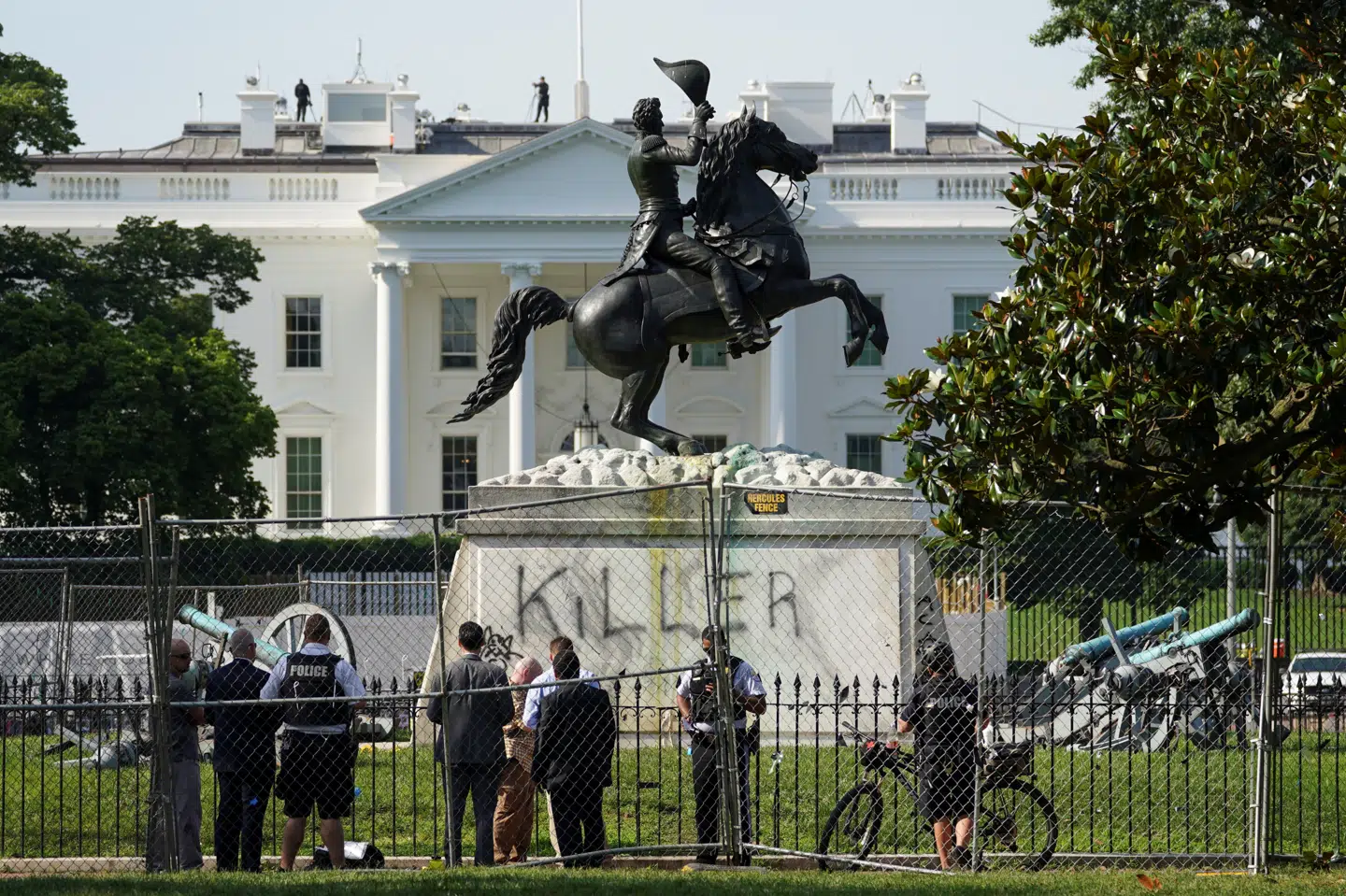 Ukendte gerningsmand har skrevet Morder på statuen af tidligere præsident og slavehandler Andrew Jackson foran Det Hvide Hus. Mandag forsøgte demonstranter uden held at rive statuen ned. Kevin Lamarque/Reuters