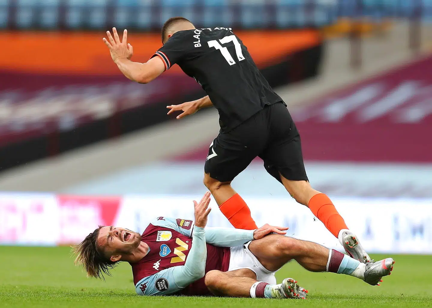 Jack Grealish ligger ned efter en nærkamp mod Chelseas Mateo Kovacic.