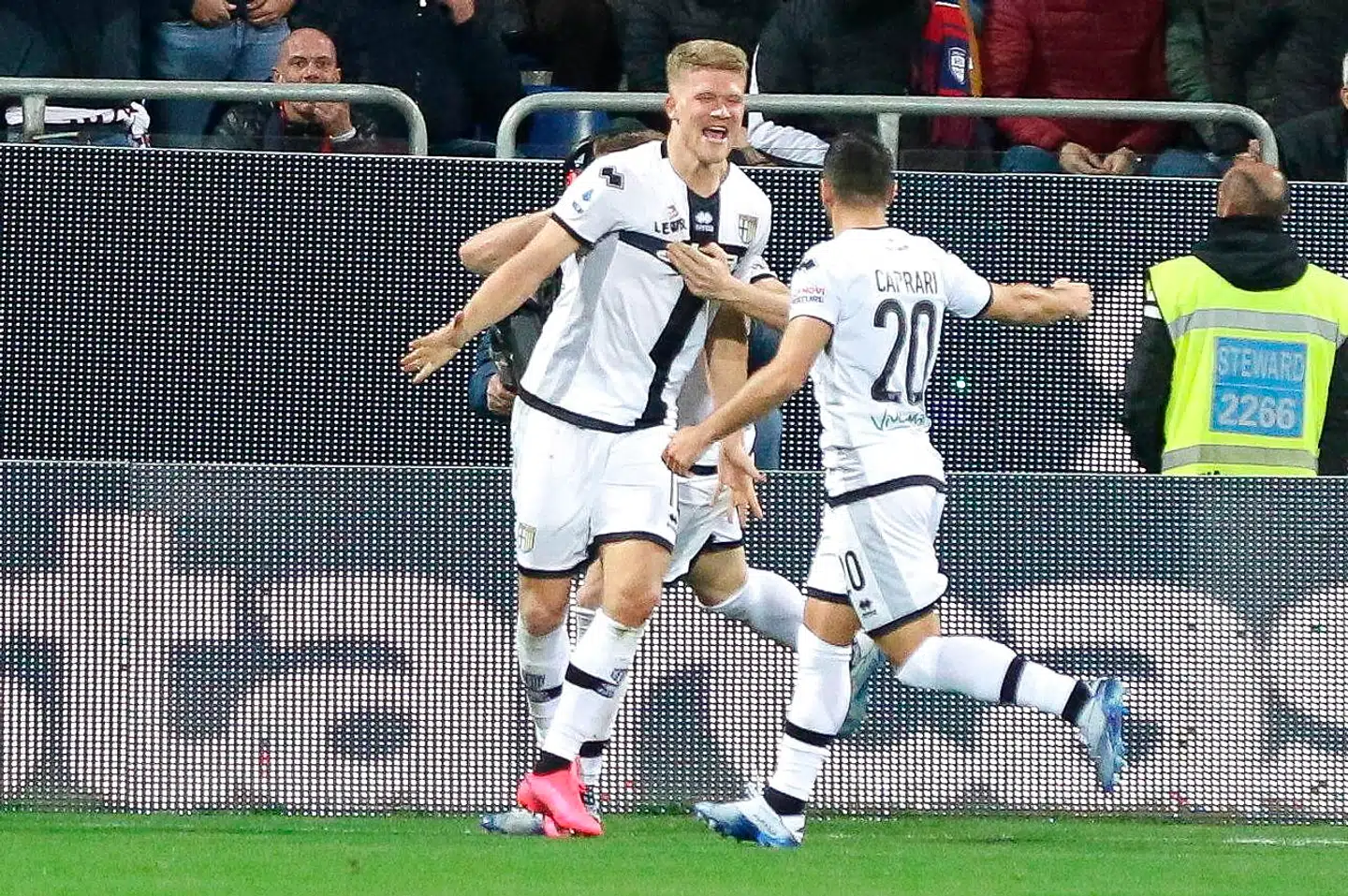 epa08185929 Parma's Andreas Cornelius (C) jubilates with his teammates after scoring the goal during the Italian Serie A soccer match Cagliari Calcio vs Parma Calcio at the Sardegna Arena stadium in Cagliari, Sardinia Island, Italy, 01 February 2020. EPA/FABIO MURRU