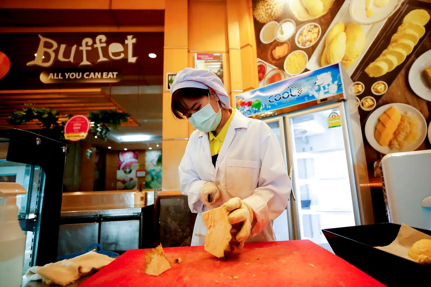 En køkkenmadarbejder skærer en durian ud på et hotelkøkken i Bangkok, Thailand den 21. april 2020.