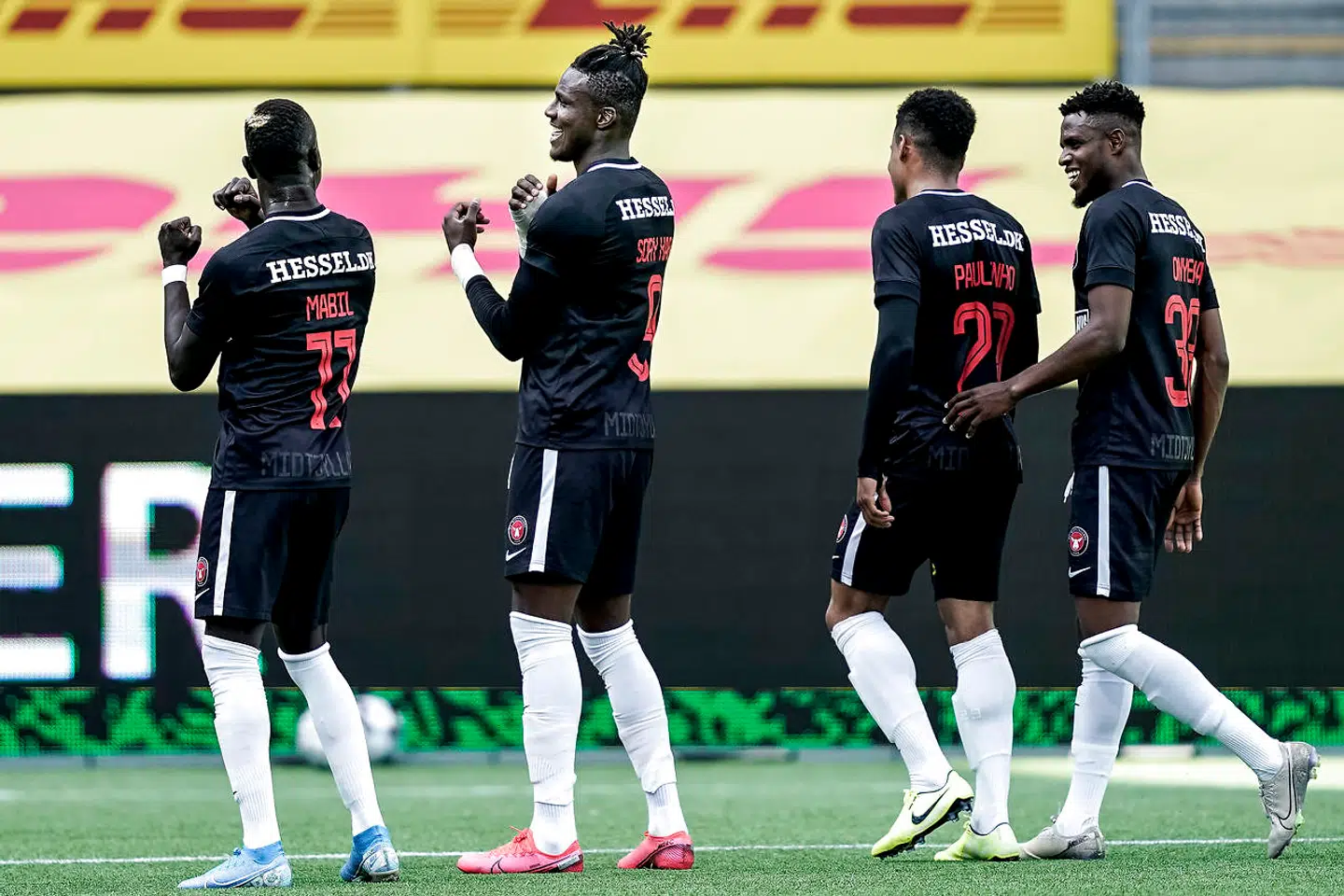 Sory Kaba (nummer to fra venstre) fejrer sin scoring til 1-0 mod FC Nordsjælland sammen med Awer Mabil, Paulinho og Frank Onyeka.
