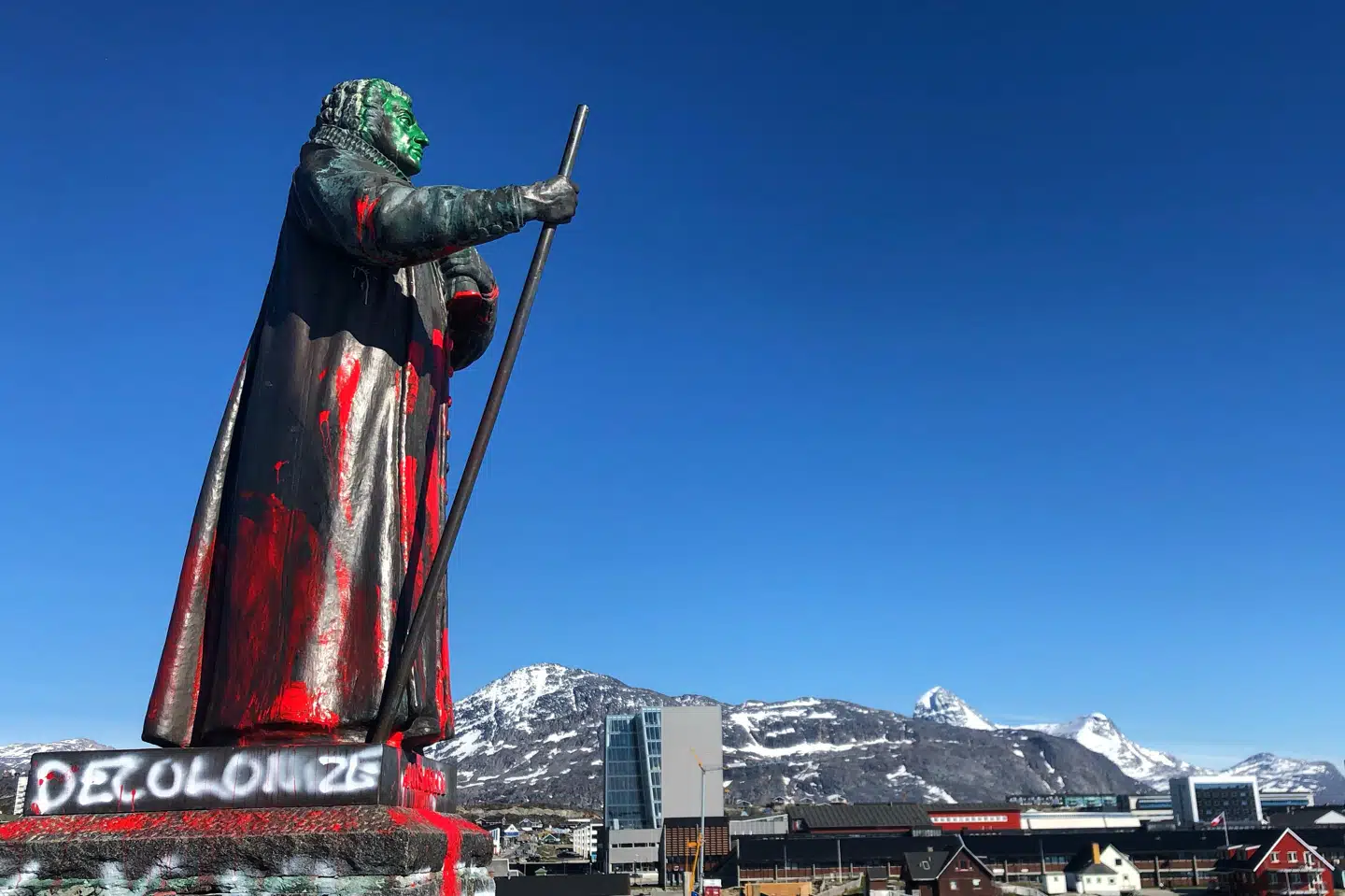 Statuen af Hans Egede i Nuuk er blevet overhældt med maling af ukendte gerningsmænd. (Arkivfoto) Hans Peter Kleemann/Reuters