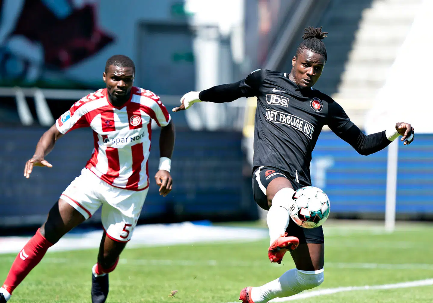 FC Midtjyllands Sory Kaba mod AaB's Jores Okore i Superliga-kampen mellem AaB og FC Midtjylland på Aalborg Portland Park, søndag 14. juni 2020.