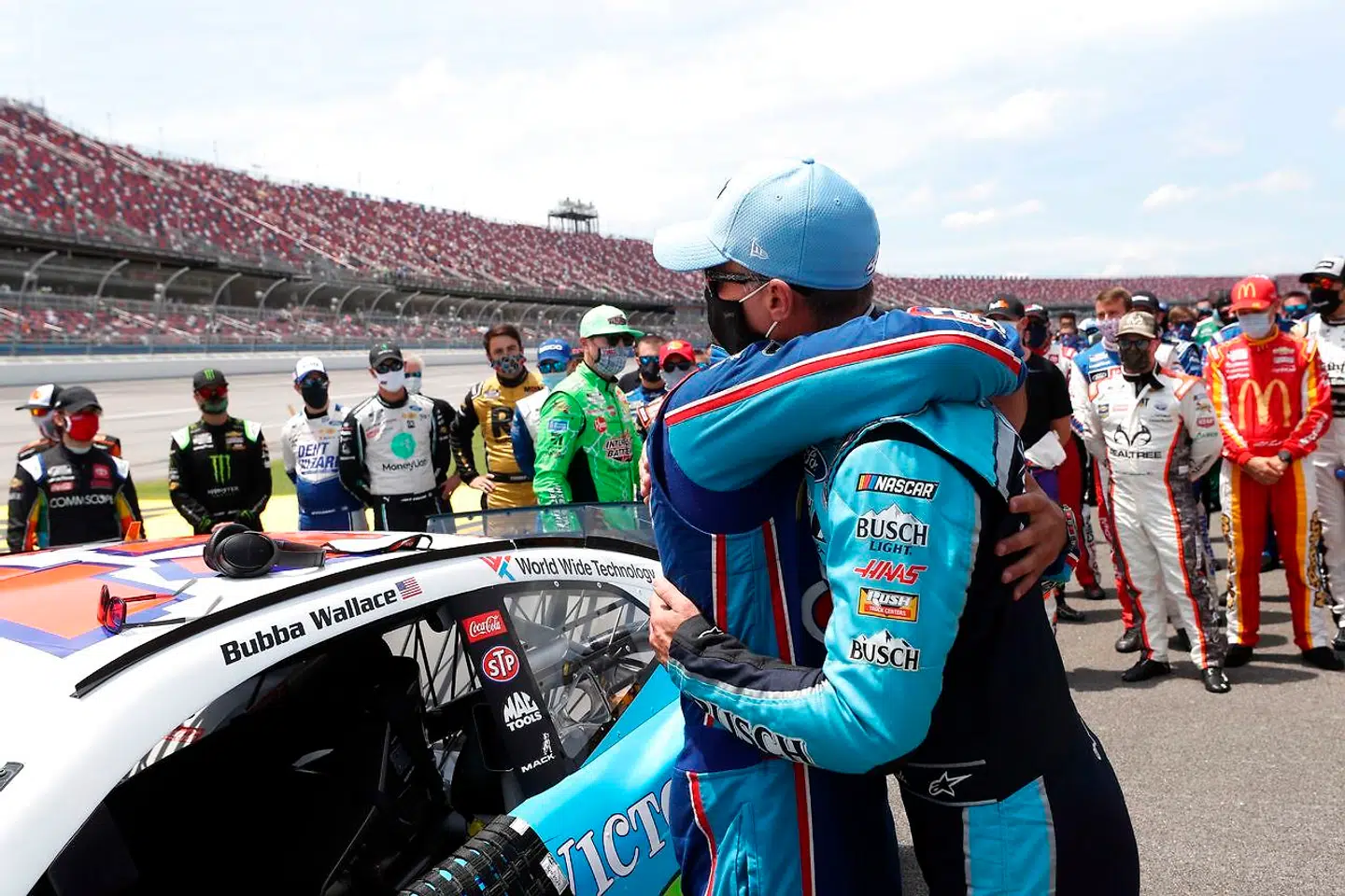 Bubba Wallace får et kram af Kevin Harvick.