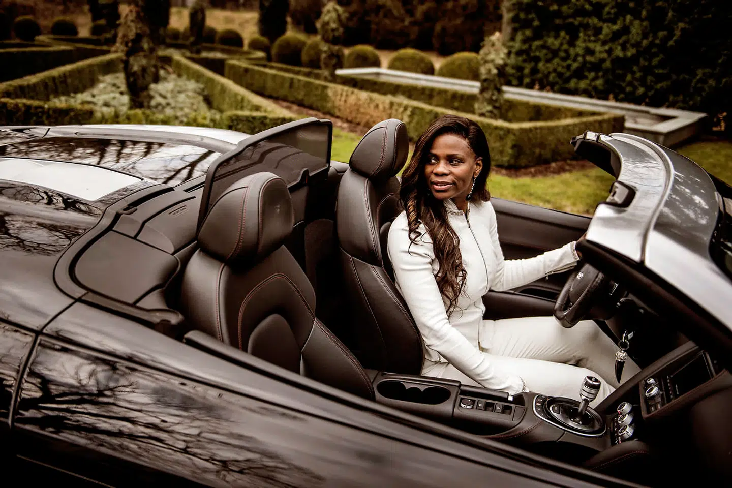 Biler er også en af Yvonne Seier Christensens passioner. Ser ses hun i en smart en af slagsen på slottet Schloss Schwarzenbach i Schweiz, hvor familien Seier Christensen bor.