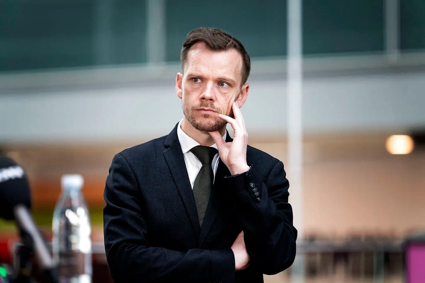 Beskæftigelsesminister Peter Hummelgaard. Pressemøde om lønkompensation med beskæftigelsesminister Peter Hummelgaard, administrerende direktør i Københavns Lufthavn Thomas Woldbye og fællestillidsmand Peter Vium i Københavns Lufthavns Terminal 3, tirsdag den 24. marts 2020.. (Foto: Ida Guldbæk Arentsen/Ritzau Scanpix)