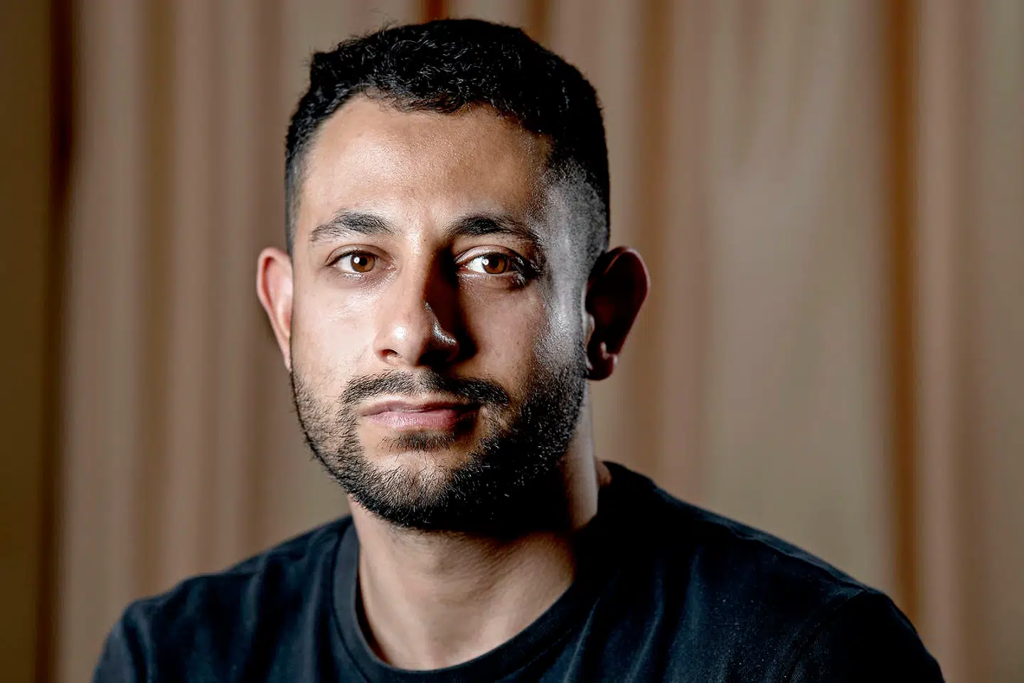 Mohammed Qaraday var ven med avisbudet Deniz Uzun, der blev dræbt med en kølle på Amager for 12 år siden. Den dengang 16-årige Mohammed stod lige ved siden af, og det kunne lige så godt have været ham, der var blevet dræbt. De efterfølgende år har været hårde for Mohammed, som både har kæmpet med den psykiske påvirkning og trusler fra sit eget miljø, der mener, han ikke gjorde nok for at redde sin ven.