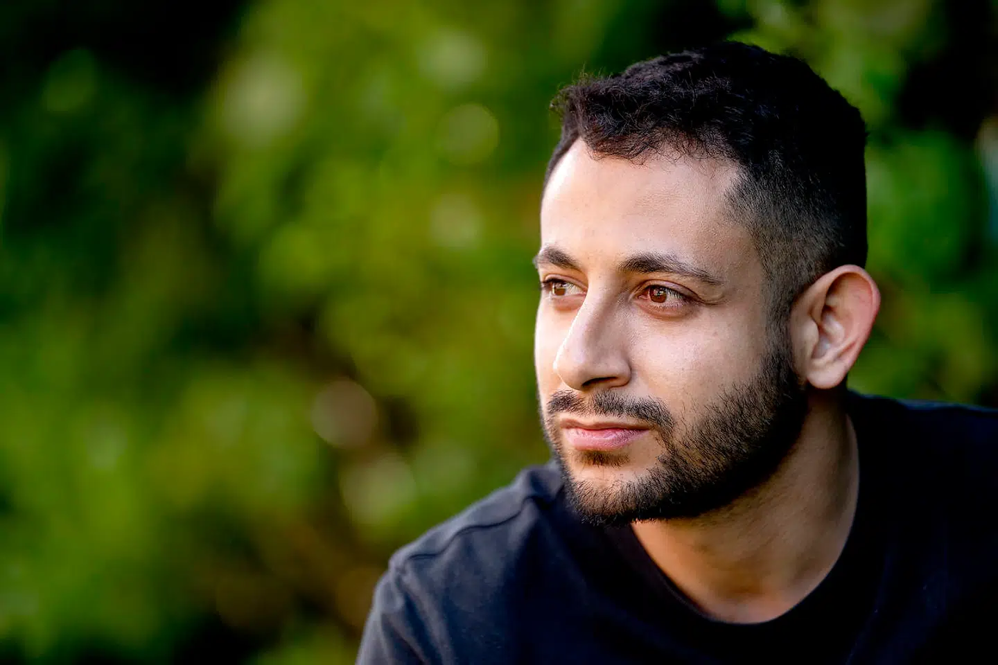 Mohammed Qaraday var ven med avisbudet Deniz Uzun, der blev dræbt med en kølle på Amager for 12 år siden. Den dengang 16-årige Mohammed stod lige ved siden af, og det kunne lige så godt have været ham, der var blevet dræbt. De efterfølgende år har været hårde for Mohammed, som både har kæmpet med den psykiske påvirkning og trusler fra sit eget miljø, der mener, han ikke gjorde nok for at redde sin ven.