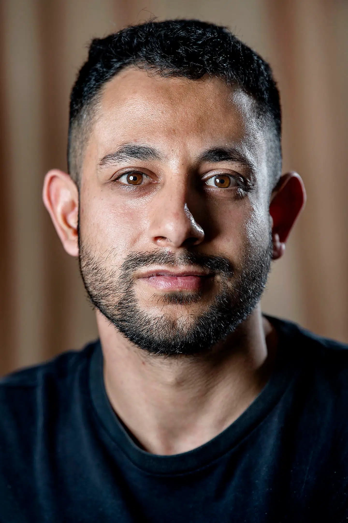 Mohammed Qaraday var ven med avisbudet Deniz Uzun, der blev dræbt med en kølle på Amager for 12 år siden. Den dengang 16-årige Mohammed stod lige ved siden af, og det kunne lige så godt have været ham, der var blevet dræbt. De efterfølgende år har været hårde for Mohammed, som både har kæmpet med den psykiske påvirkning og trusler fra sit eget miljø, der mener, han ikke gjorde nok for at redde sin ven.