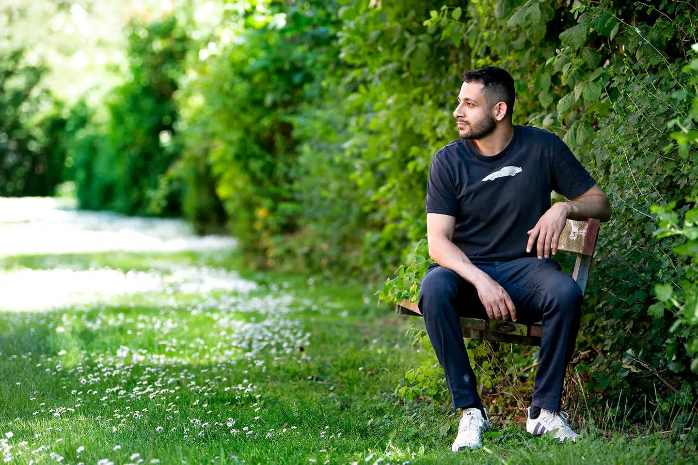 Mohammed Qaraday var ven med avisbudet Deniz Uzun, der blev dræbt med en kølle på Amager for 12 år siden. Den dengang 16-årige Mohammed stod lige ved siden af og det kunne lige så godt have været ham, der var blevet dræbt. De efterfølgende år har været hårde for Mohammed, som både har kæmpet med den psykiske påvirkning og trusler fra sit eget miljø, der mener han ikke gjorde nok for at redde sin ven.