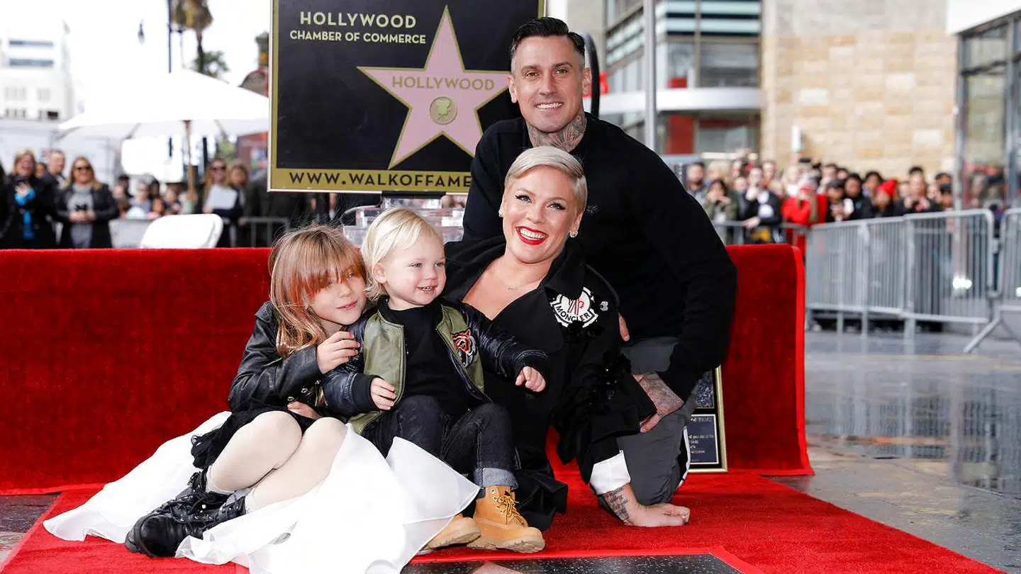 Her ses parret ved afsløringen af Pinks stjerne på Hollywood Walk of Fame i Los Angeles i 2019. De har deres to børn, datteren Willow og sønnen Jameson, med.