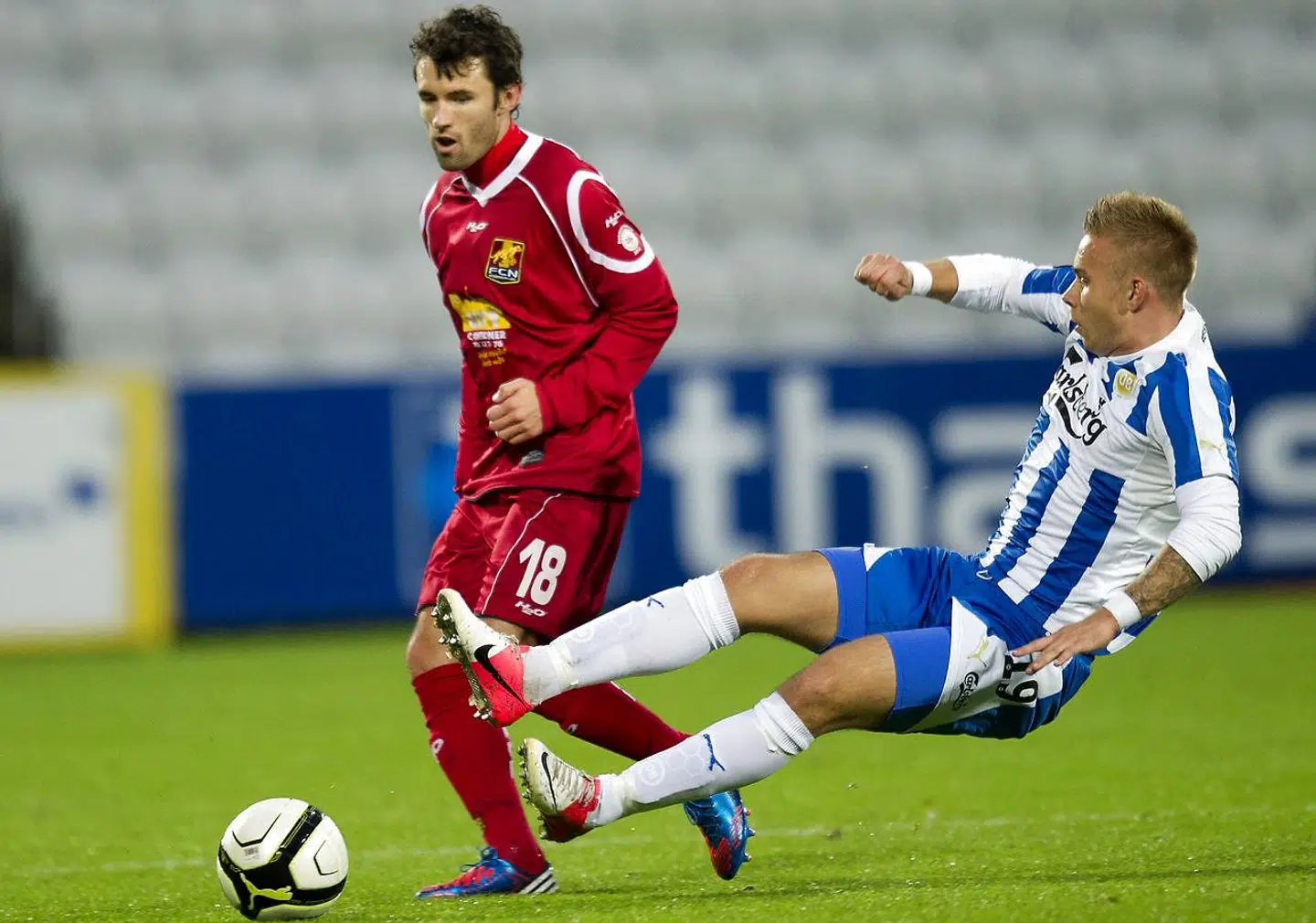 Sådan så det ud, mens Marcus Pedersen spillede for OB. Her i en tackling på FC Nordsjællands Michael Parkhurst.