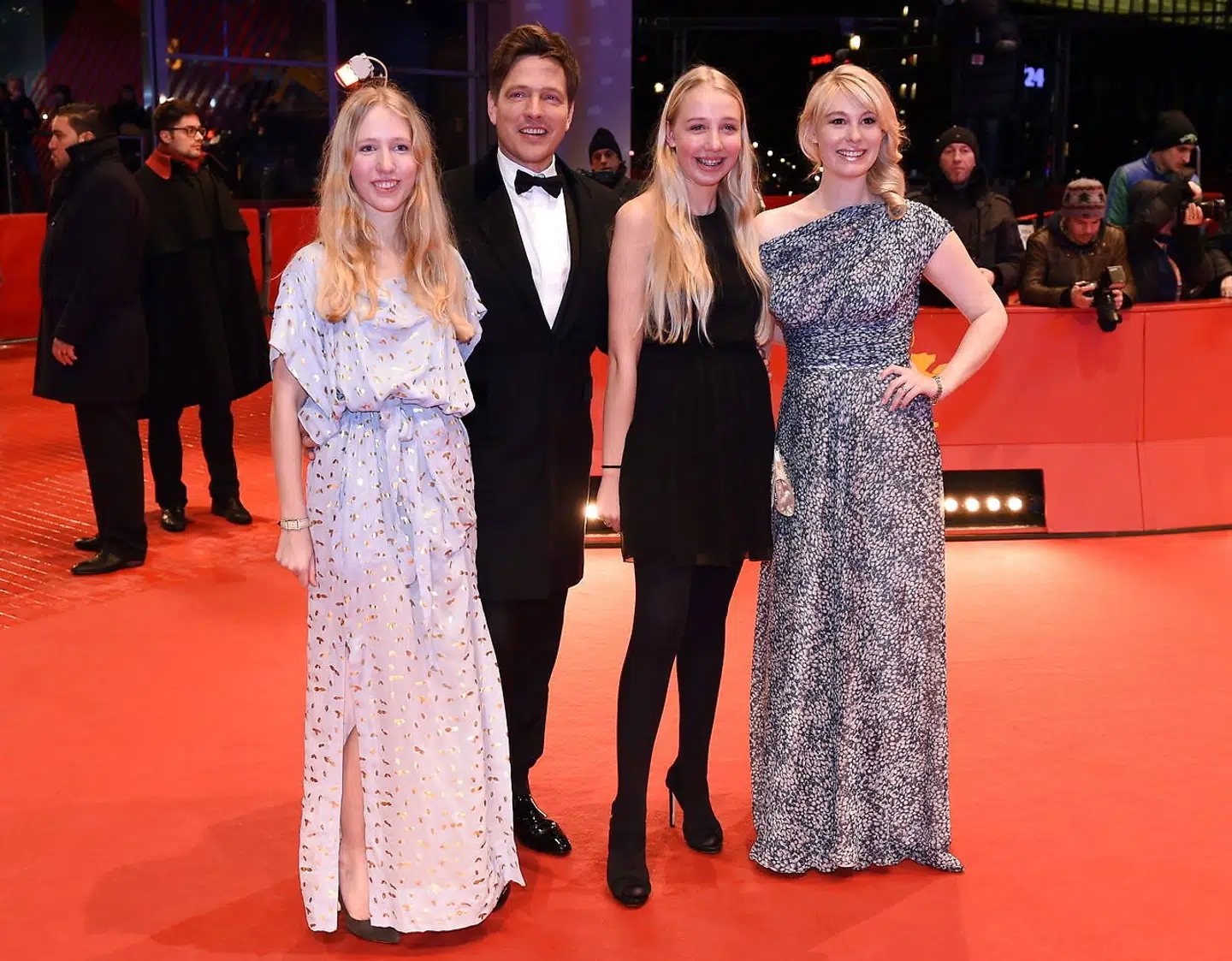 Her ses Thomas Vinterberg med døtrene Nana (t.v.) og Ida (til højre for ham) og hans kone Helene Reingaard Neumann (længst til højre).