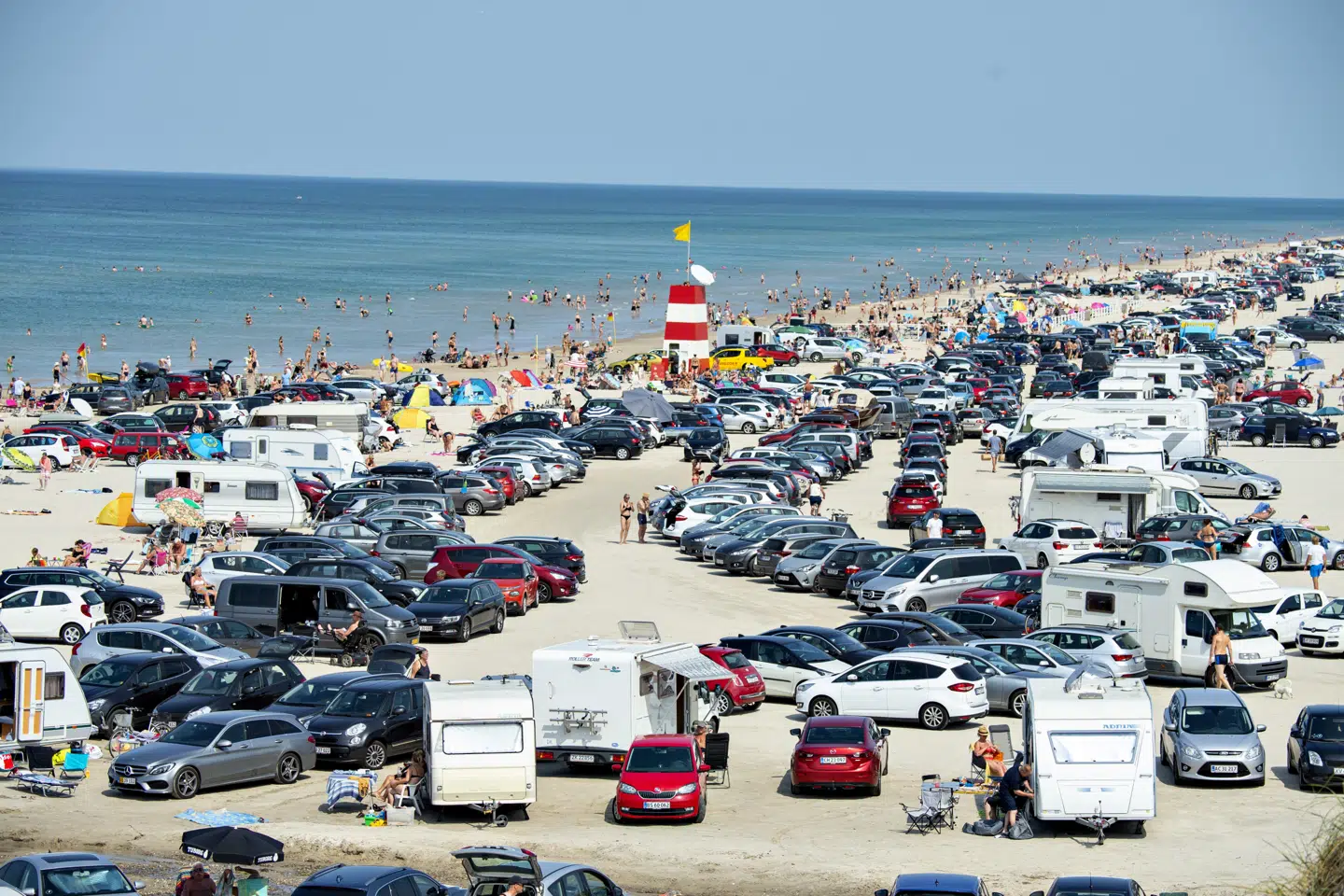 Stranden ved Blokhus i Nordjylland er populær om sommeren. Fra mandag kan feriegæster lade sig teste for corona på udvalgte hotspots. (Arkivfoto) Henning Bagger/Ritzau Scanpix
