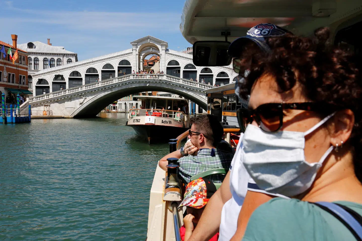 Turisterne er langsomt begyndt at vende tilbage til Venedig og det øvrige Italien - men det er for manges vedkommende med ansigtsmasker på. Fabrizio Bensch/Reuters