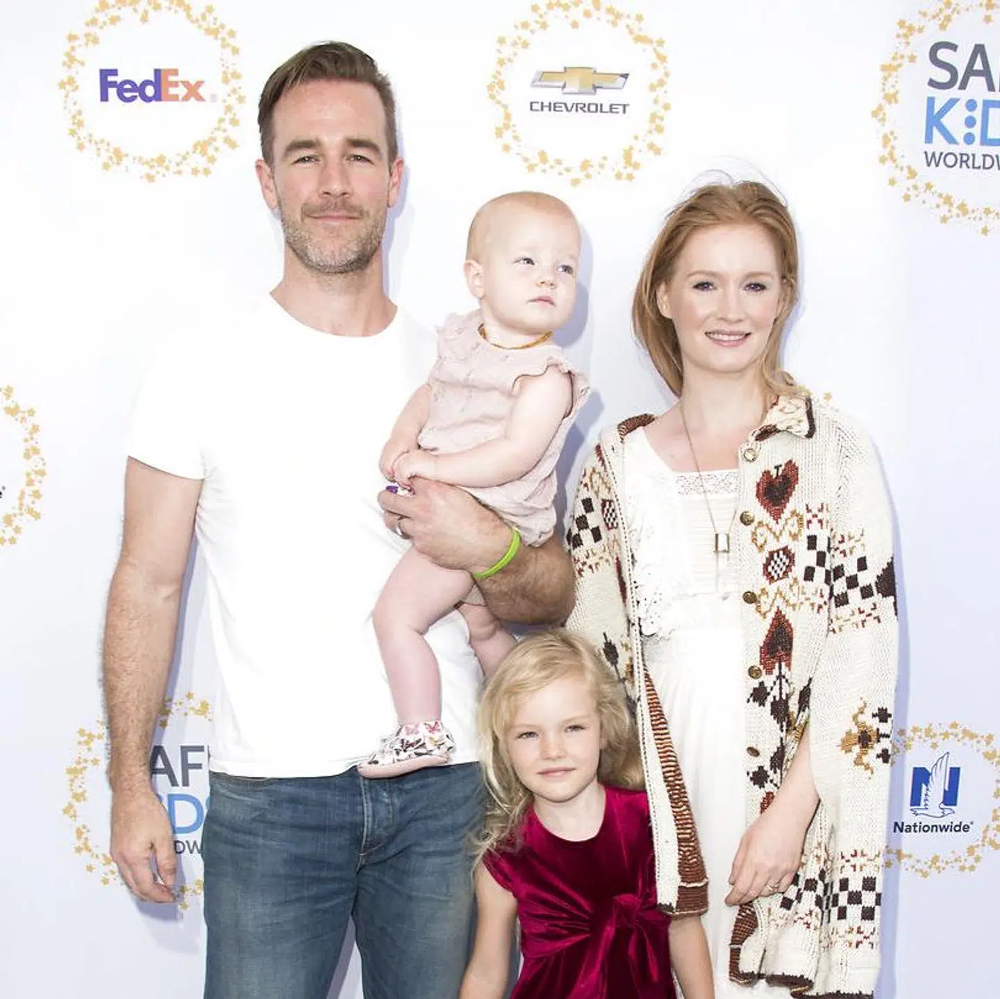 Her ses James Van Der Beek med sin kone Kimberley Brook, og deres døtre Olivia og Emilia.