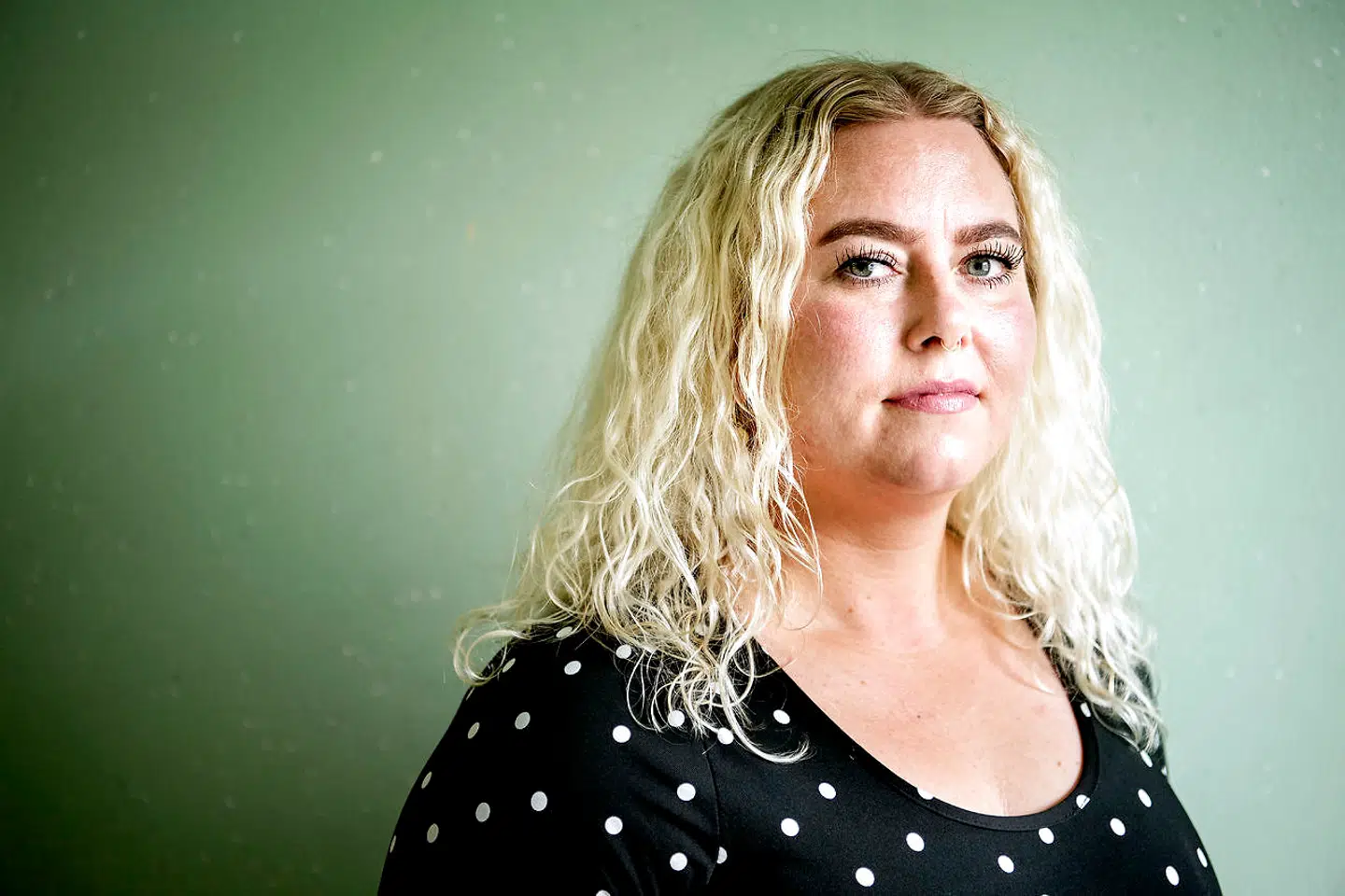 Lisa er urolig for sin nabo, som hun flere gange har fundet i farlig og bekymrende tilstand. Hun efterlyser større fokus og hjælp til udsatte borgere, som bor alene.