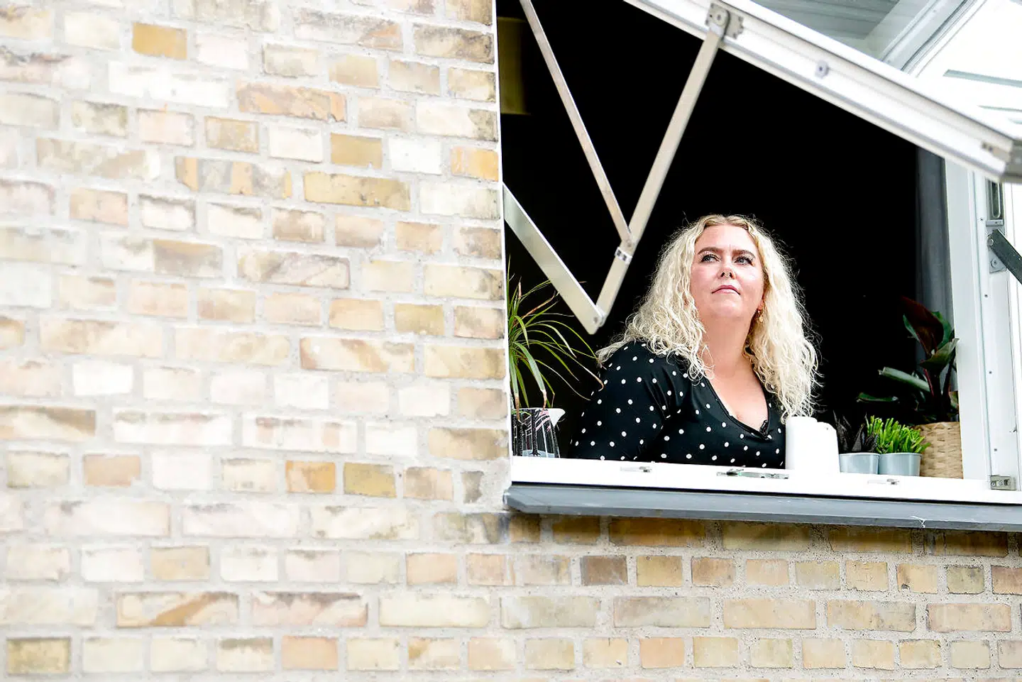 Beboerne i stueetagen har mange gange oplevet, at deres berusede nabo banker på deres vindue eller kaster ting på det. Beboere i naboopgangene bliver også generet af kvinden.