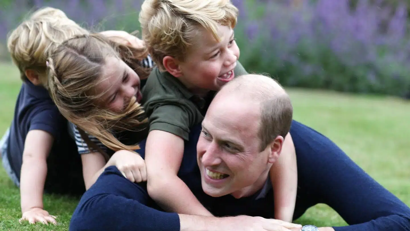 Prins William fylder 38 søndag. I den anledning har Kensington Palace offentliggjort to billeder af prinsen og hans børn på Instagram. Det er hans hustru, hertuginde Kate, der har taget dem.