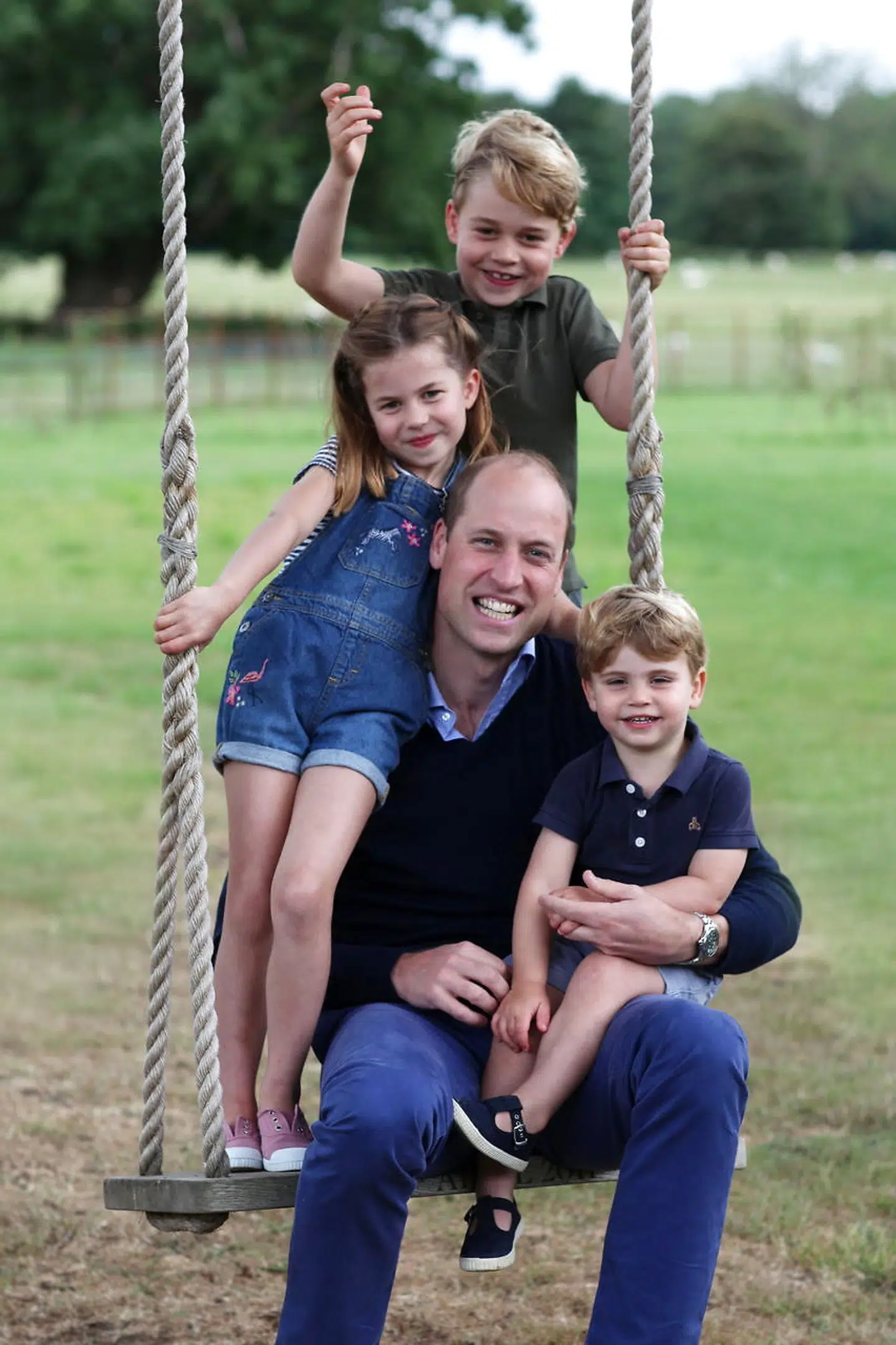 Hertugen af Cambridge med sine tre børn, prins George, pinsesse Charlotte og prins Louis.