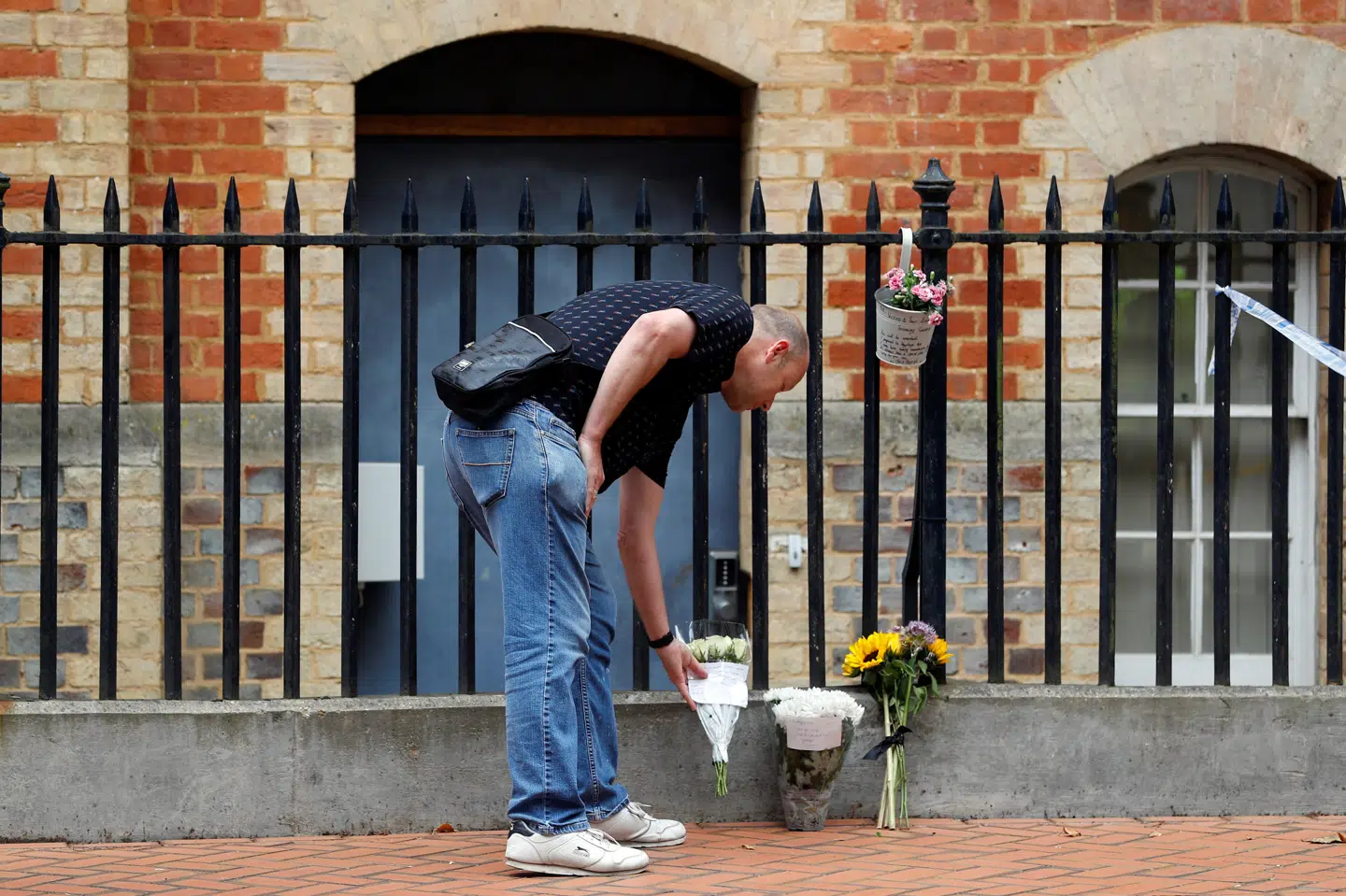 En mand placerer blomster nær gerningsstedet til minde for ofrene for knivstikkeriet. Tre mennesker blev dræbt og tre hårdt såret efter et knivstikkeri i en park i den engelske by. Peter Nicholls/Reuters