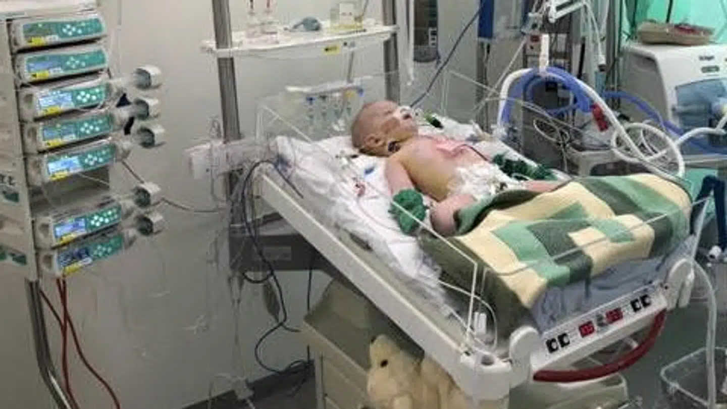 Hugo på hospitalet efter operationen. Foto: Privat.