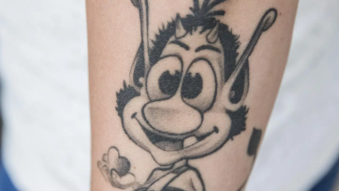 Christina har fået lavet en Hugo-tatovering på sin arm. Den fik hun lavet, mens Hugo blev opereret for sin hjertefejl på Rigshospitalet. Foto: Nikolai Linares/Byrd.