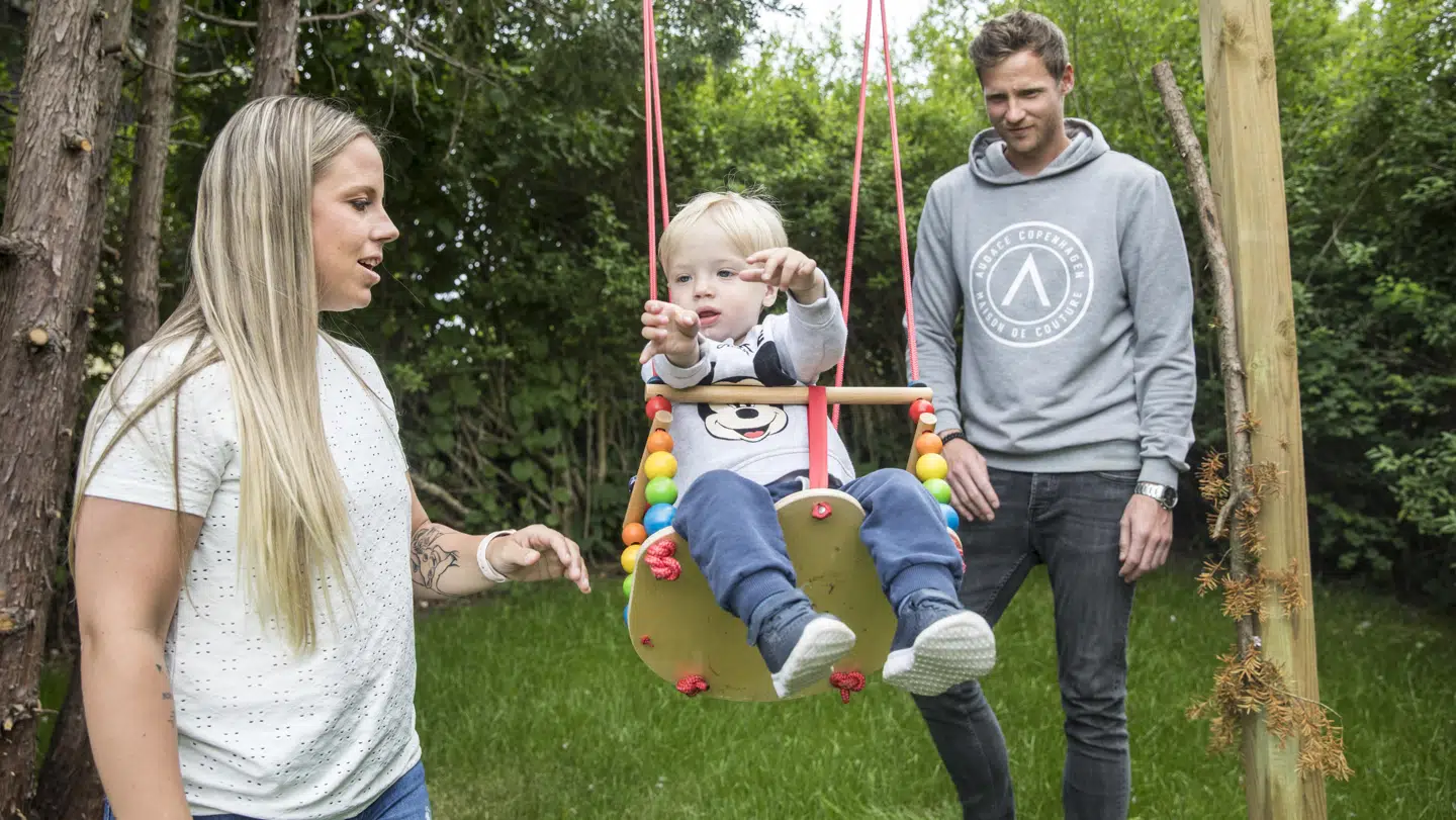 Familien sammen i haven i Helsingør. Foto: Nikolai Linares/Byrd