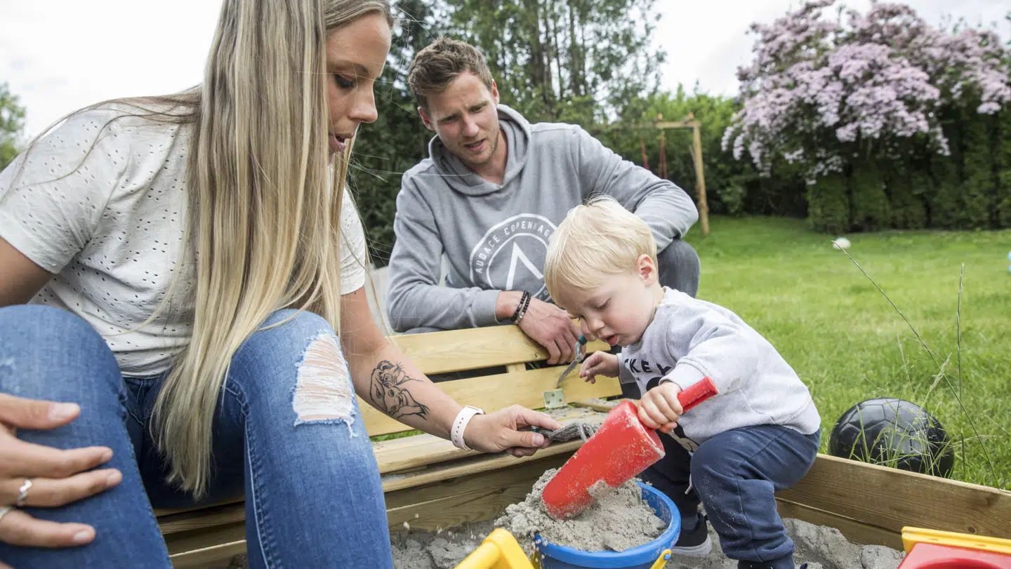 Hugo leger i sandkassen med sine forældre i hjemmet i Helsingør. Foto: Nikolai Linares/Byrd
