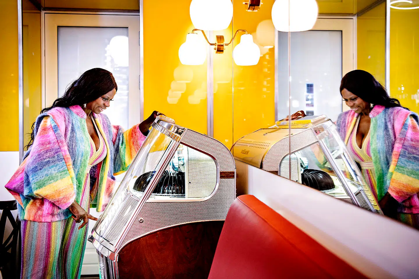 Jukeboksen er et centralt element på 'Dan Turèll.' Yvonne og Lars Seier købte pladerne til boksen på en tur til London.