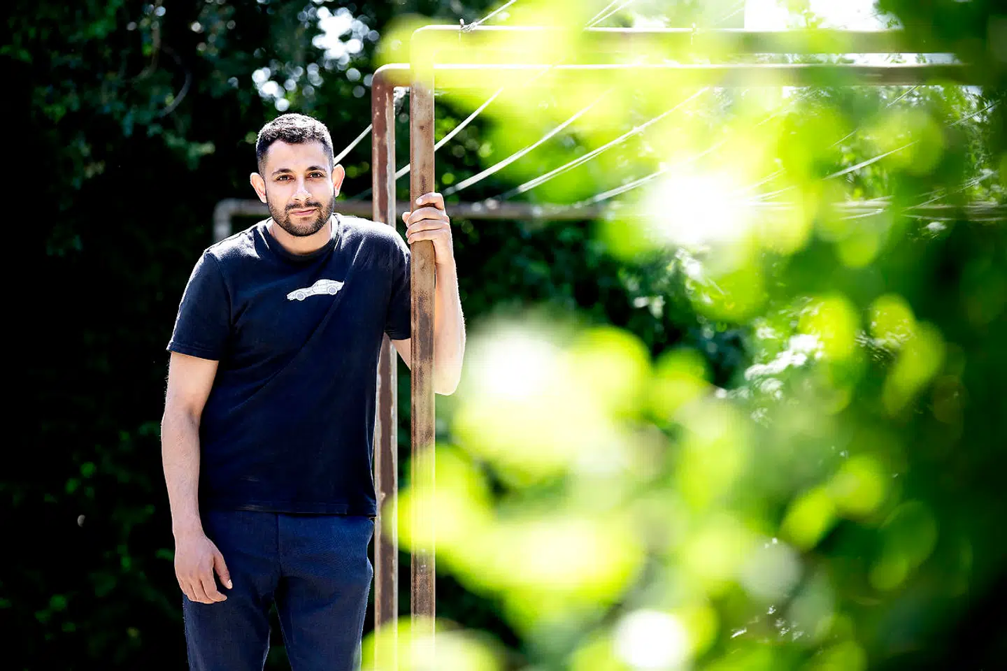 Mohammed Qaraday var ven med avisbudet Deniz Uzun, der blev dræbt med en kølle på Amager for 12 år siden. Den dengang 16-årige Mohammed stod lige ved siden af, og det kunne lige så godt have været ham, der var blevet dræbt. De efterfølgende år har været hårde for Mohammed, der både har kæmpet med den psykiske påvirkning og trusler fra sit eget miljø, der mener, han ikke gjorde nok for at redde sin ven.