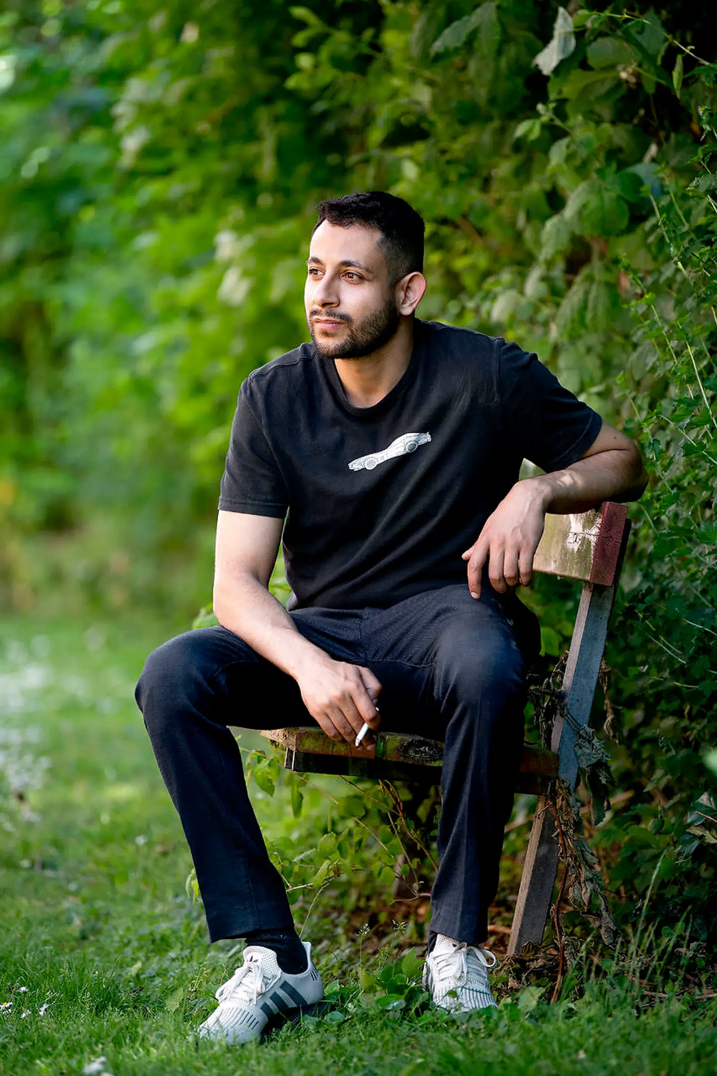 Mohammed Qaraday var ven med avisbudet Deniz Uzun, der blev dræbt med en kølle på Amager for 12 år siden. Den dengang 16-årige Mohammed stod lige ved siden af, og det kunne lige så godt have været ham, der var blevet dræbt. De efterfølgende år har været hårde for Mohammed, der både har kæmpet med den psykiske påvirkning og trusler fra sit eget miljø, der mener, han ikke gjorde nok for at redde sin ven.