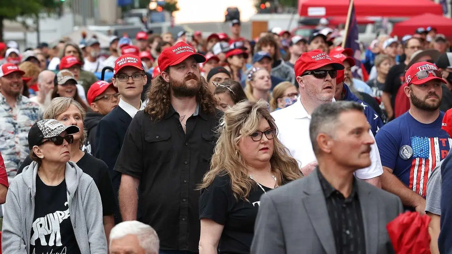 Tusindvis af Trump-støtter er taget til Tulsa for at deltage i præsidentens første vælgermøde siden coronavirussens udbrud.