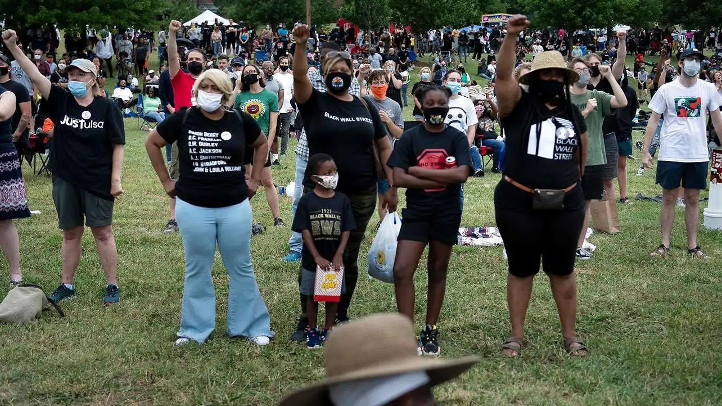 Rundt omkring i Tulsa er moddemonstranter mødt op for at vise deres utilfredshed med den amerikanske præsident.