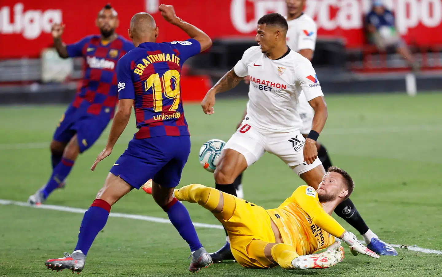 Martin Braithwaite forsøger sig tæt under mål mod Sevilla-keeper Tomas Vaclik.