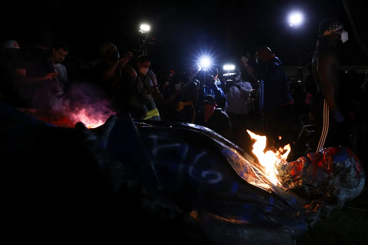 Statuen af Albert Pike blev revet ned med reb, hvorefter der blev sat ild til den. Flere monumenter, som viser fremtrædende sydstatsfigurer, er blevet revet ned af demonstranter i forbindelse med de forgangne ugers protester. Jonathan Ernst/Reuters